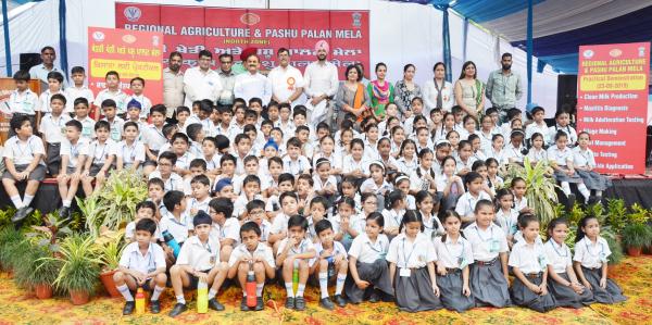 Students of Police DAV Public School visited the Pashu Palan mela along with their teachers on 23-9-2019
